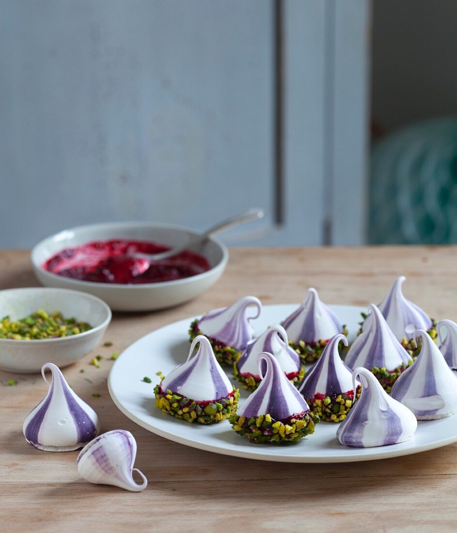 Mini-Pavlovas mit Kirschsauce und Pistazien