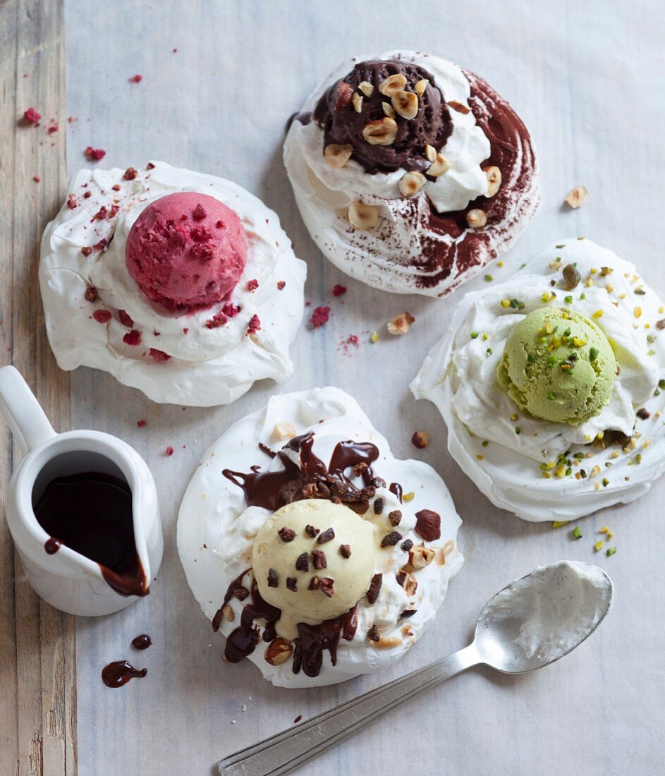 Pavlovas with ice cream