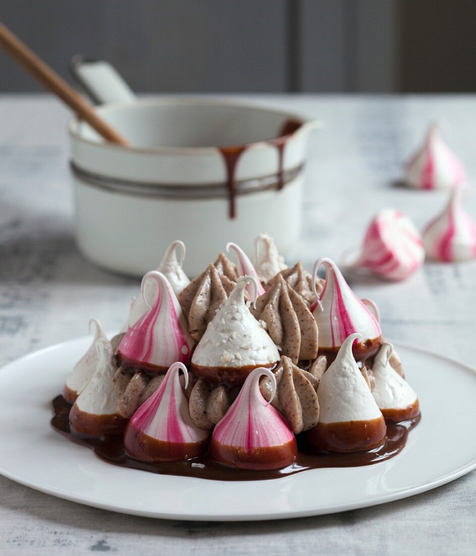 Chai meringue cake with chocolate sauce