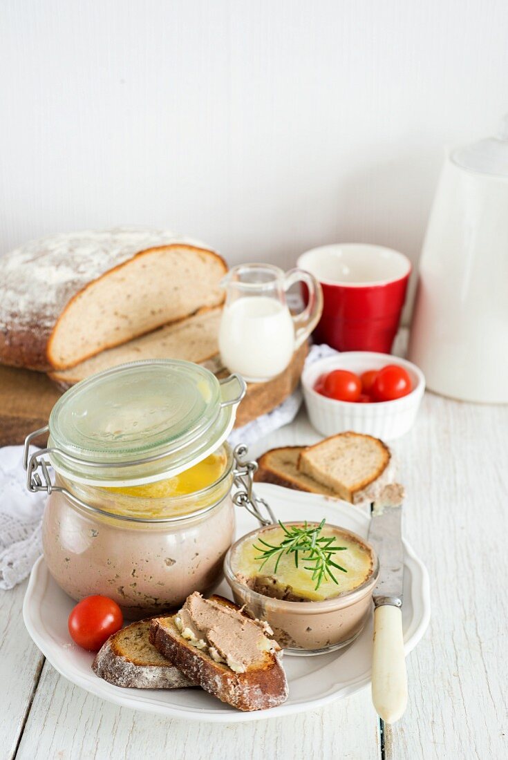 Chichen liver pâté with bread and cherry tomatoes