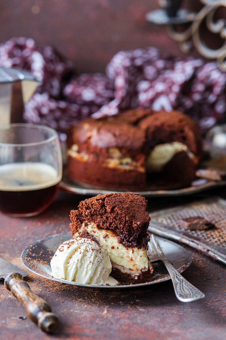 Schokoladenkuchen mit Mascarponefüllung und Vanilleeis