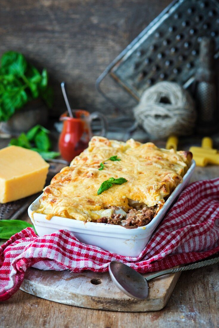 Pasta bake with bolognese sauce and cheese