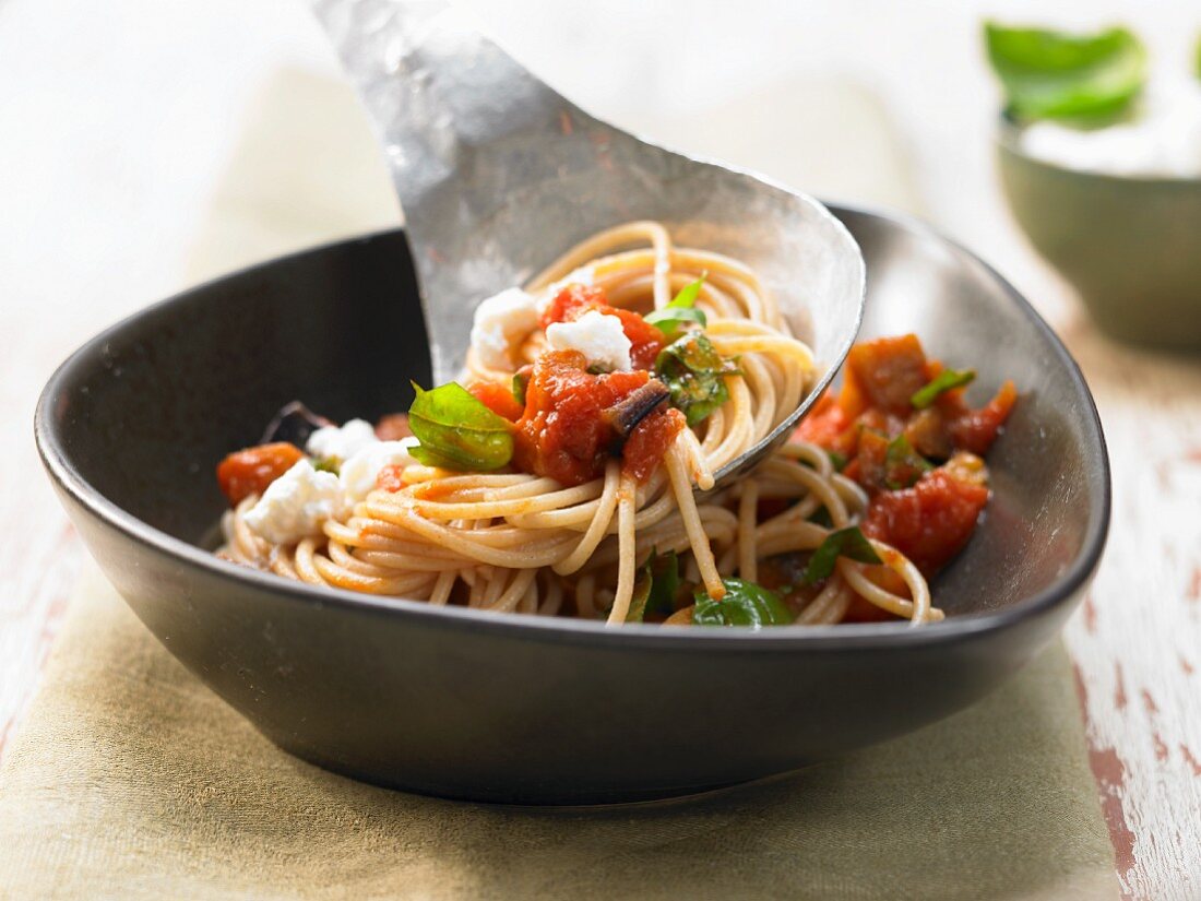 Aubergine spaghetti with tomatoes, ricotta and basil