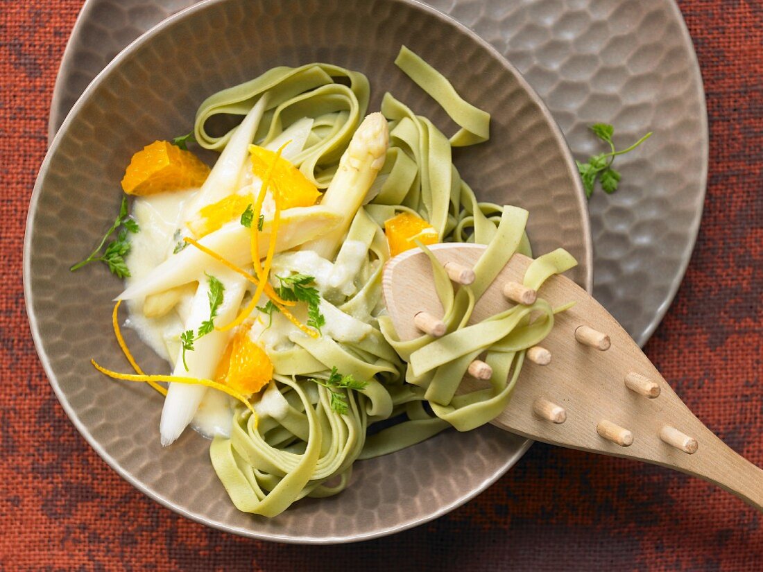 Grüne Bandnudeln mit weißem Spargel und Orangenfilets