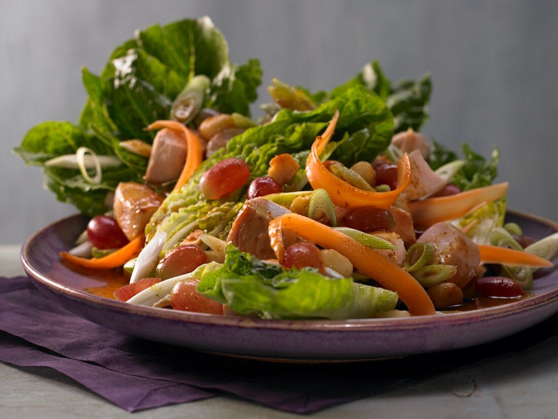 Bunter Salat mit Hähnchen, Trauben, Karotte und Macadamianüssen