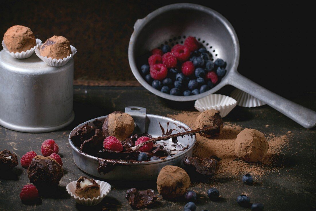 Stillleben mit selbstgemachten Schokoladentrüffeln und frischen Beeren