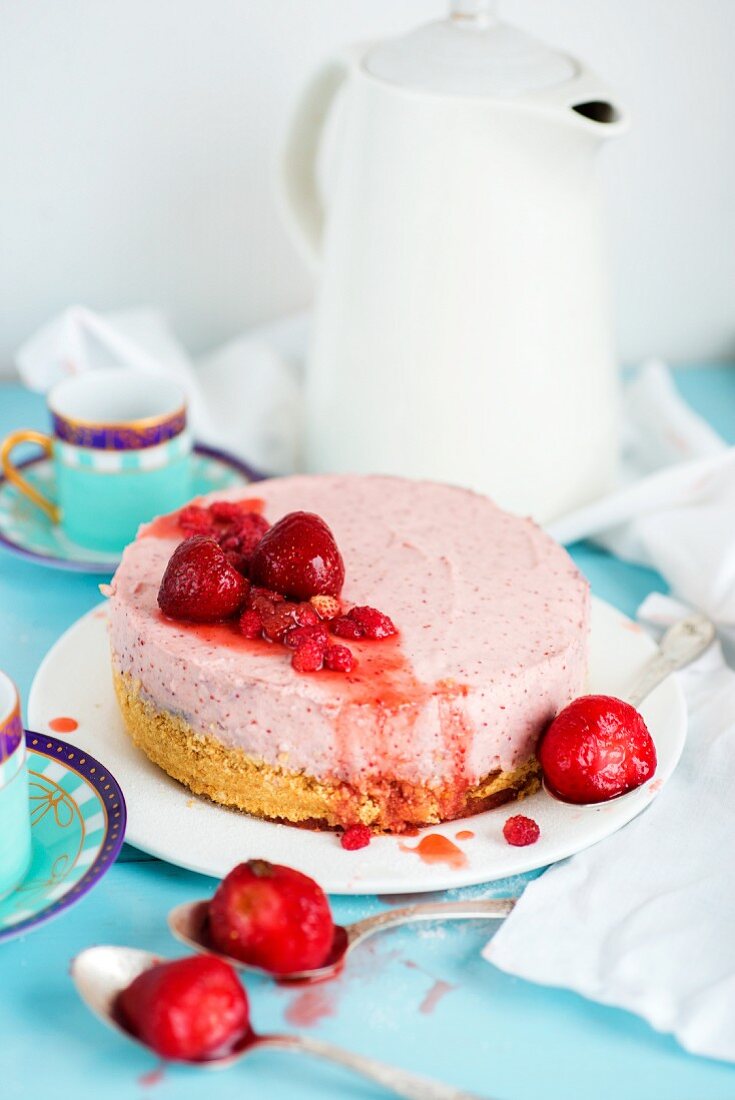 No-bake cheesecake with strawberries