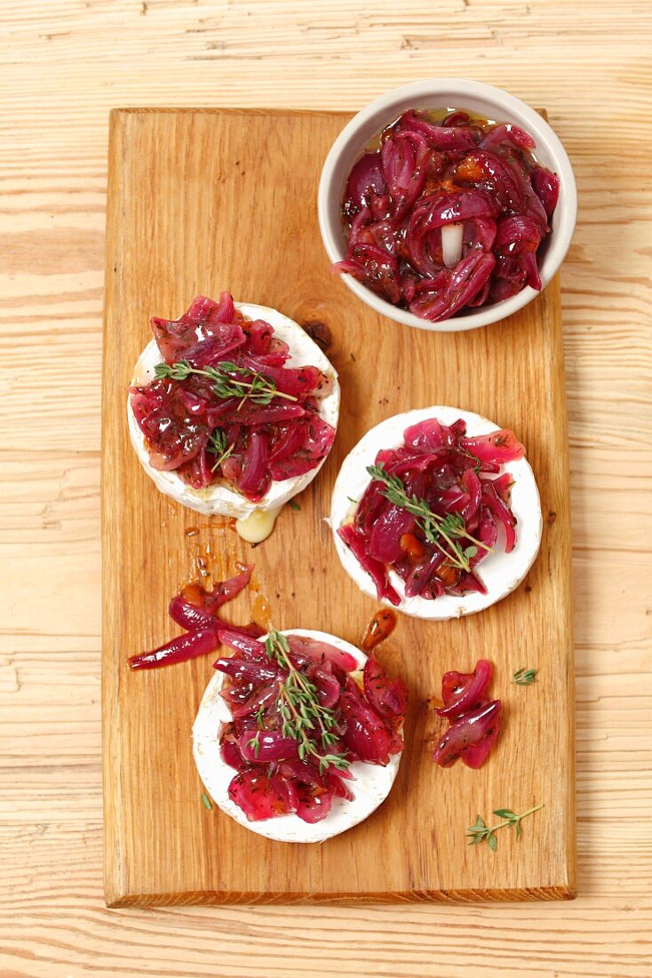 Baked camembert with caramelized red onion and apricot jam