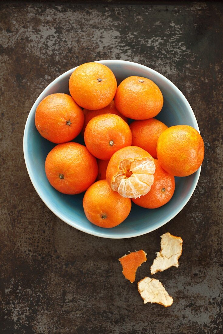 Mandarins, whole and peeled