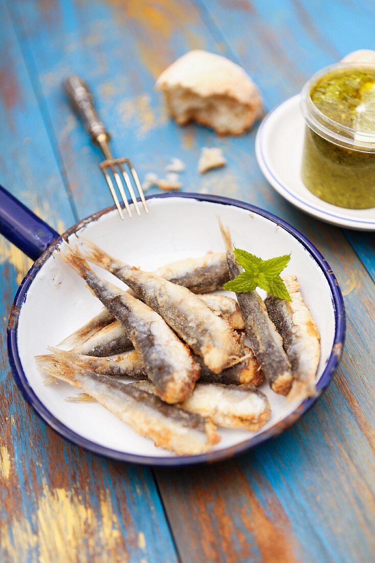 Fried sardines with pesto