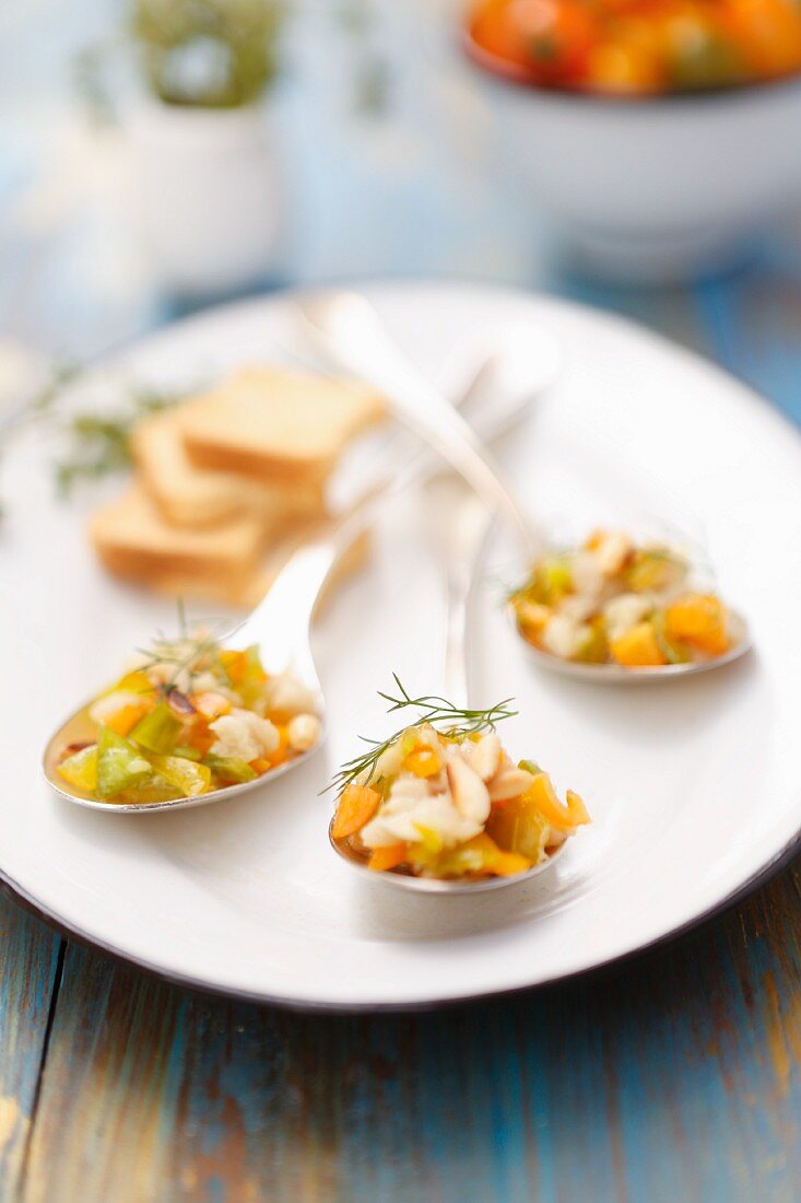 Fischtartar mit Paprika, Fenchel und Pinienkernen