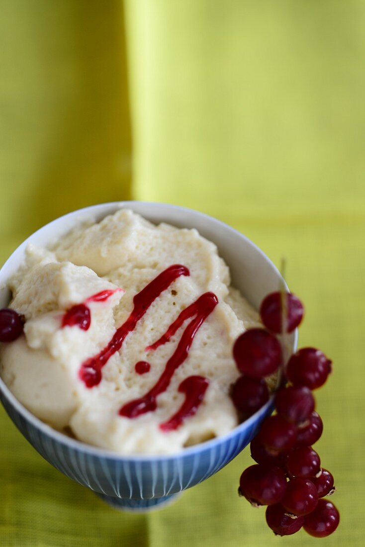 Griesspudding mit roten Johannisbeeren