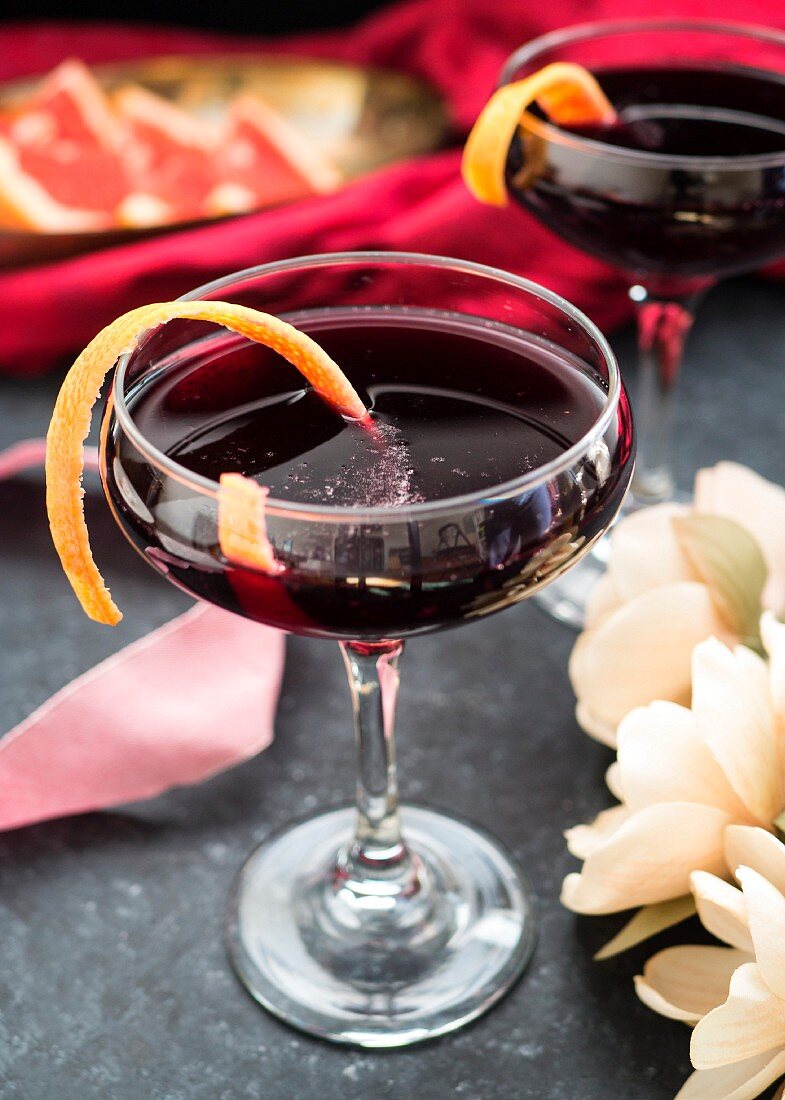 Lambrusco-Cocktail mit Orangenschale