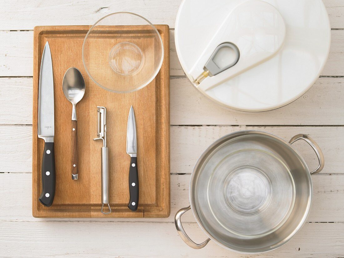 Kitchen utensils for making a salad