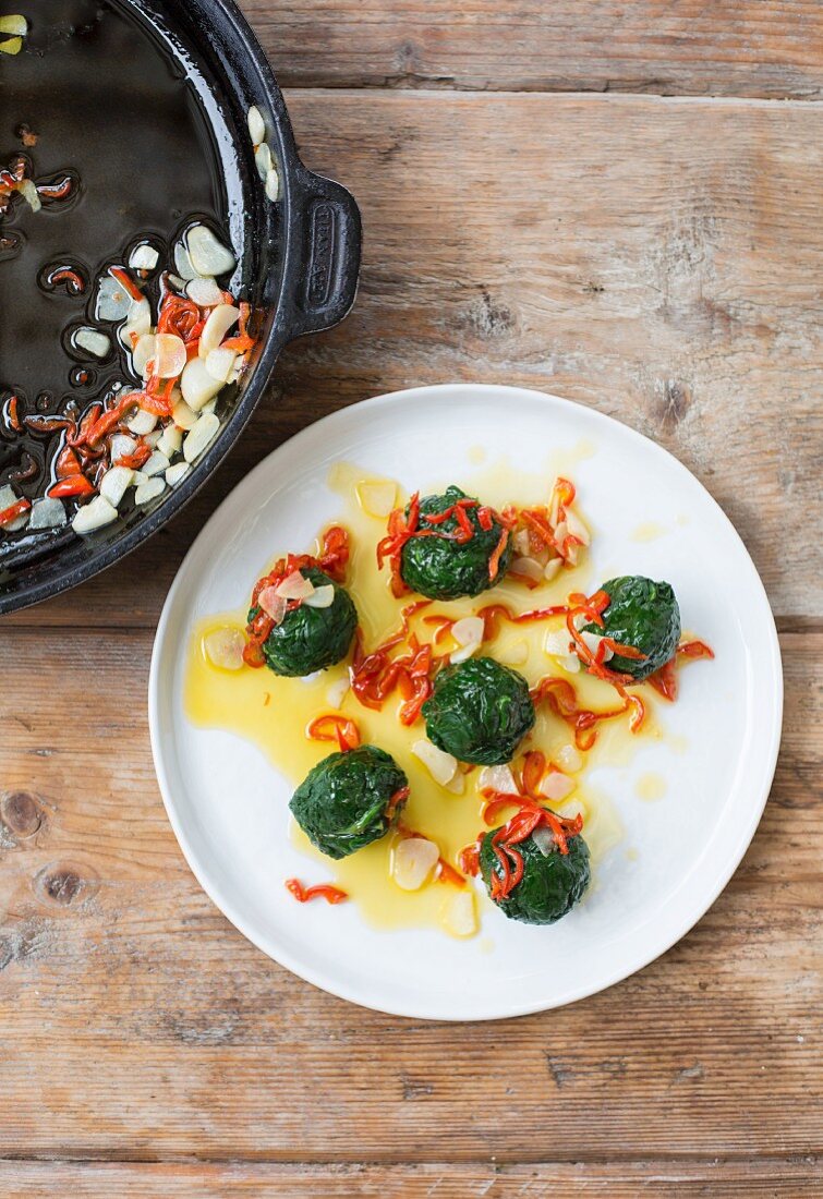 Spinatbällchen mit Chilli und Knoblauch