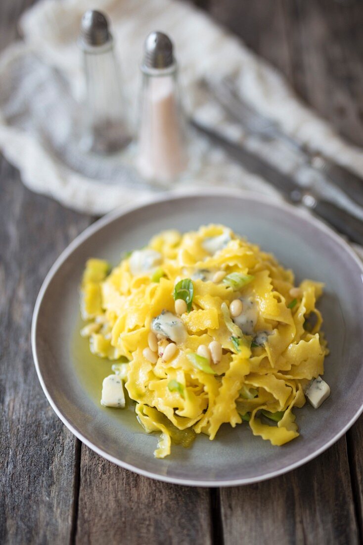 Reginette with gorgonzola and spring onions