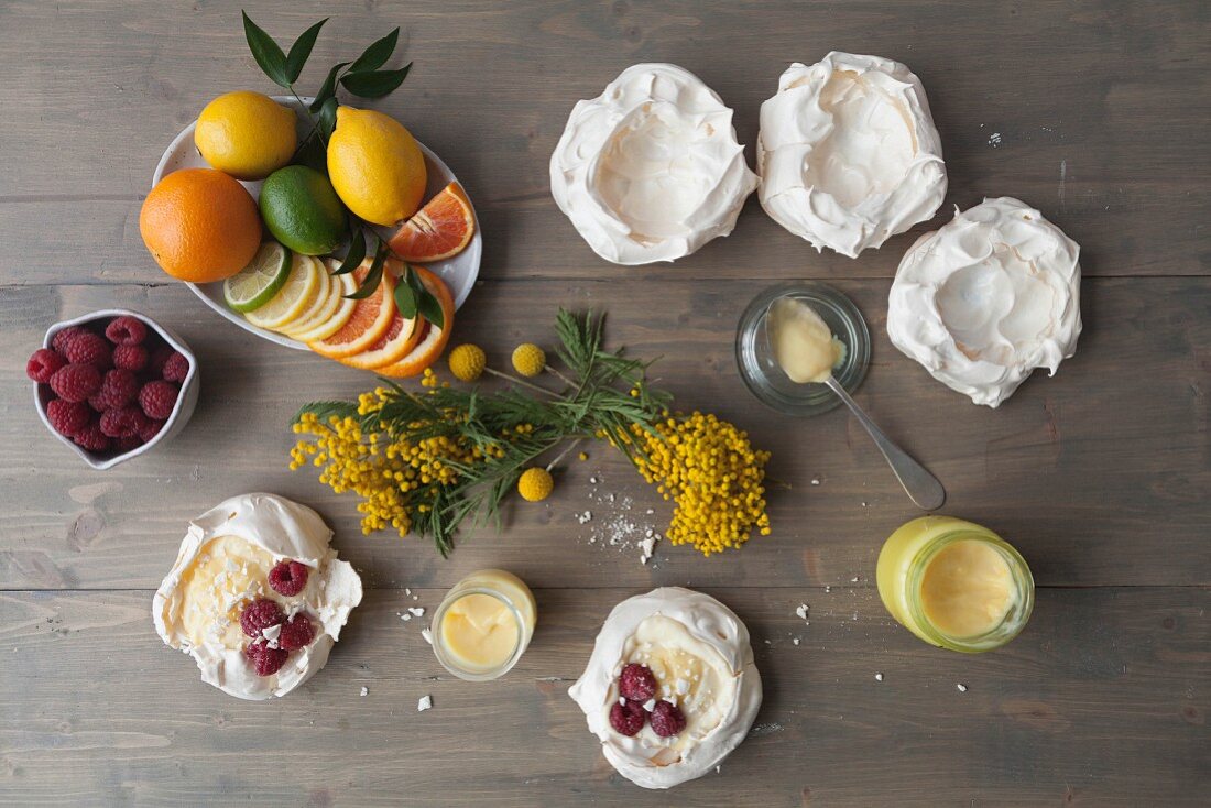 Baiser mit Lemon Curd, Zitrusfrüchten und Himbeeren