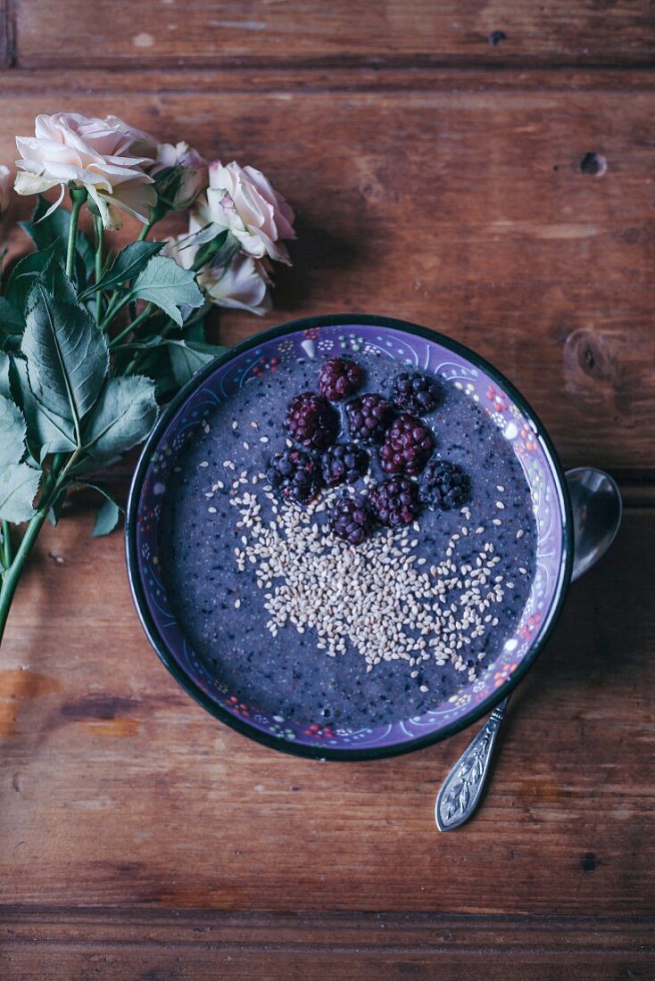 Brombeer-Smoothie-Bowl (Aufsicht)