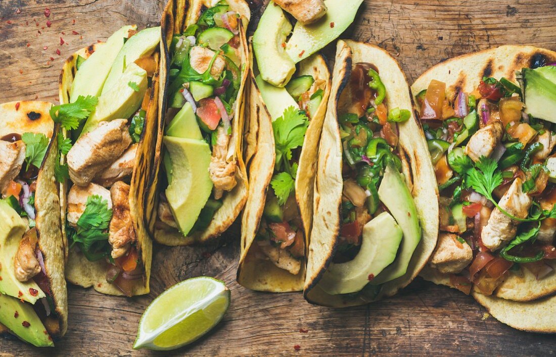 Tacos gefüllt mit gegrilltem Huhn, Avocado und Salsa (Mexiko)