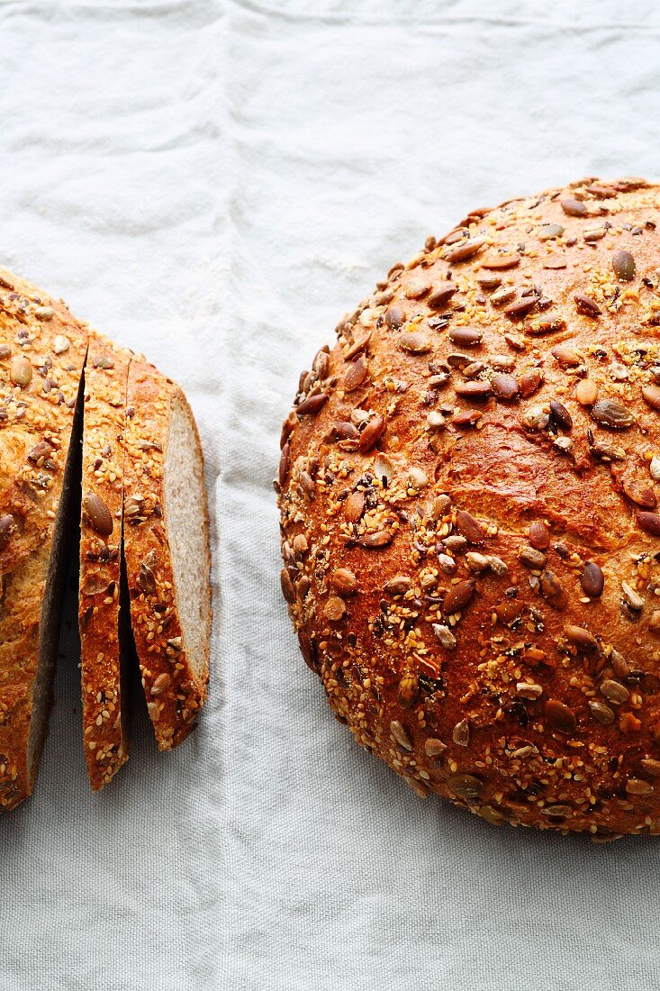 Sechskornbrot mit Saatenmischung