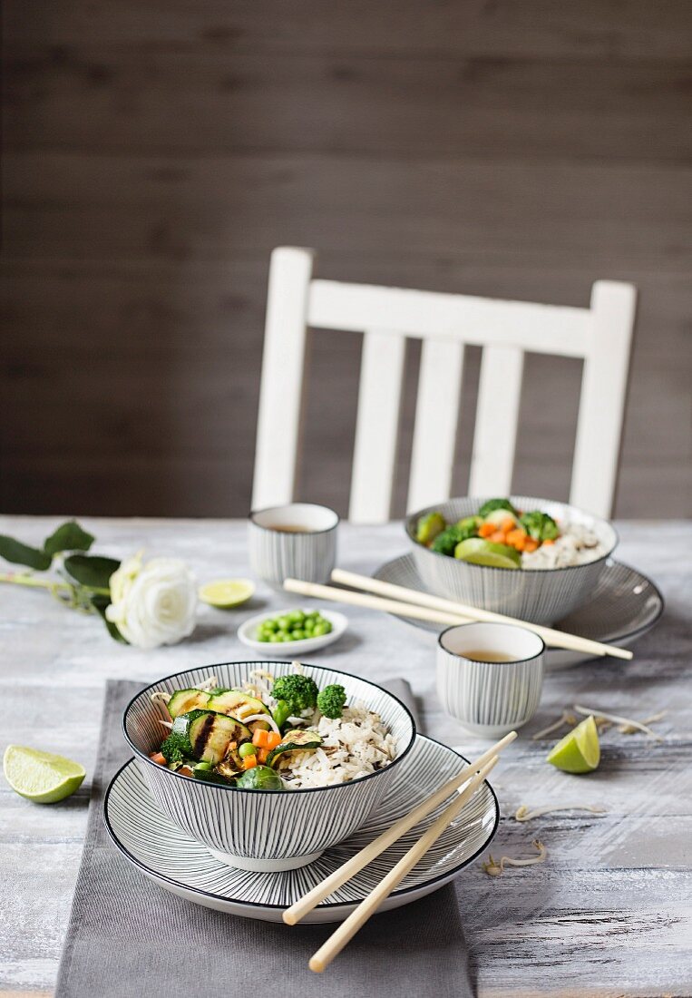 Basmatireis mit Gemüse auf Tisch (Asien)