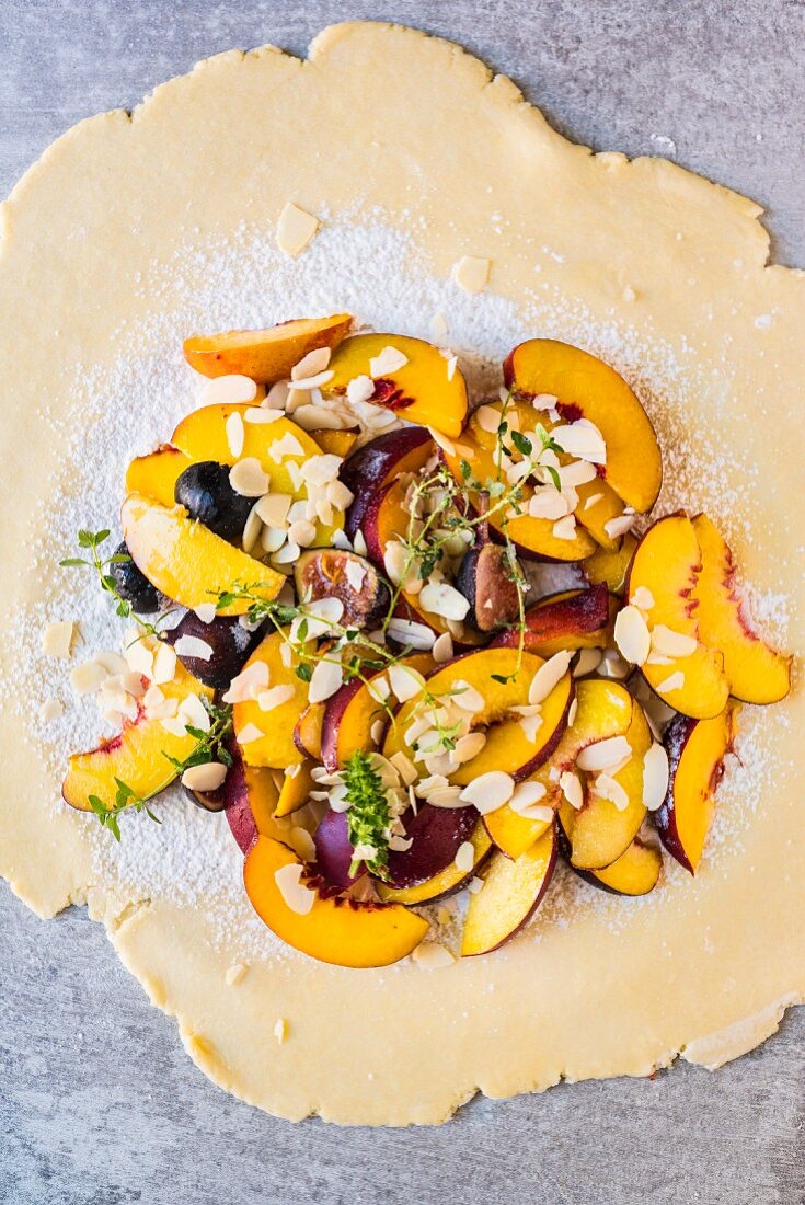 Galette mit Nektarinen, Feigen und Mandelblättchen (ungebacken)