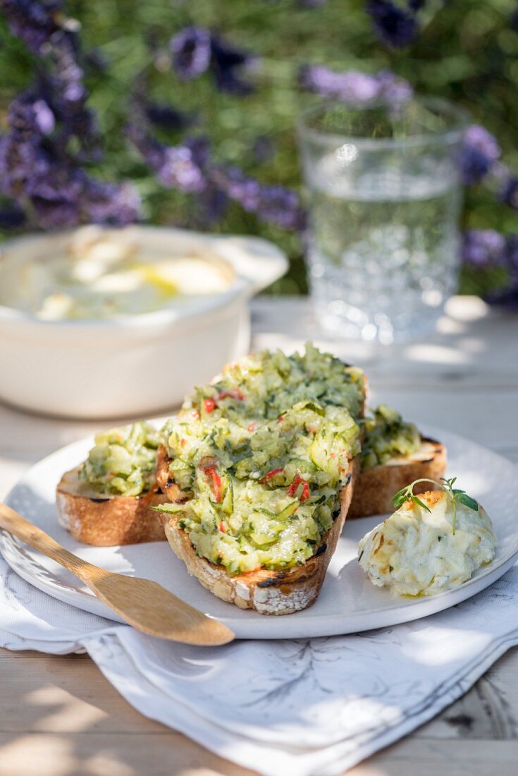 Toasted bread with zucchini and chilli spread