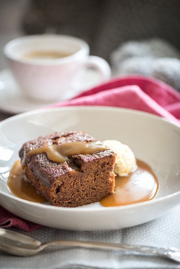 Sticky Toffee Pudding mit Toffee Sauce und Vanilleeis