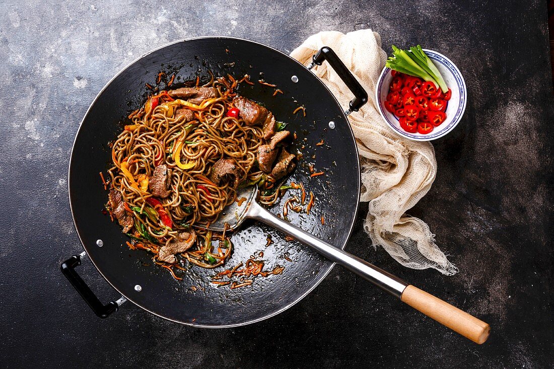 Stir-Fry mit Rindfleisch, Gemüse und Sobanudeln im Wok (Asien)