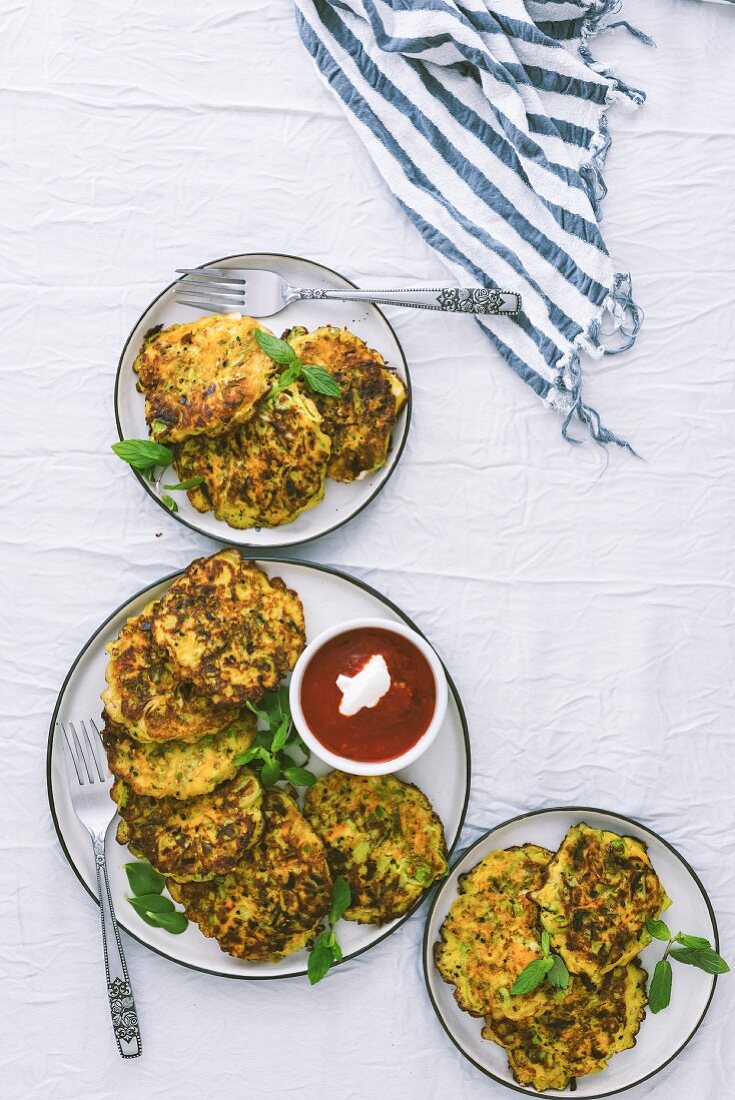 Lauch-Fritters mit Chilisauce auf Tellern (Aufsicht)