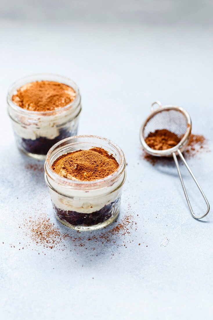 Selbstgemachtes Tiramisu mit Kakaopulver in Dessertgläsern