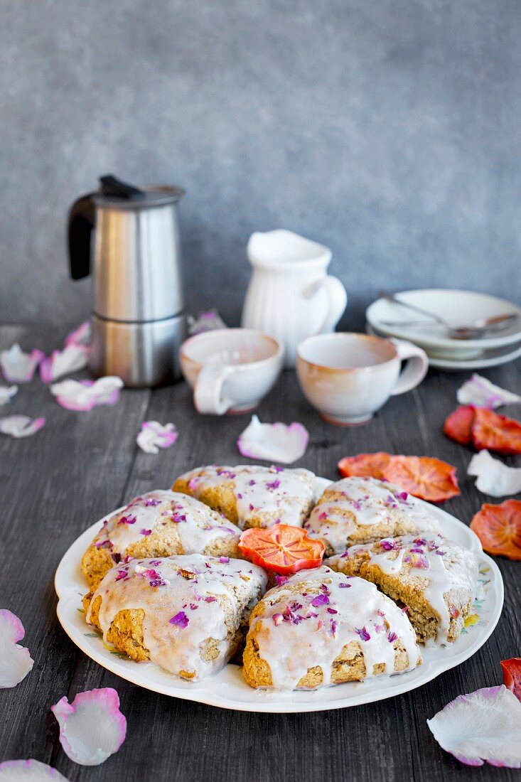 Scones mit Kaki, Rosenblüten und Zuckerglasur als Kaffeegebäck