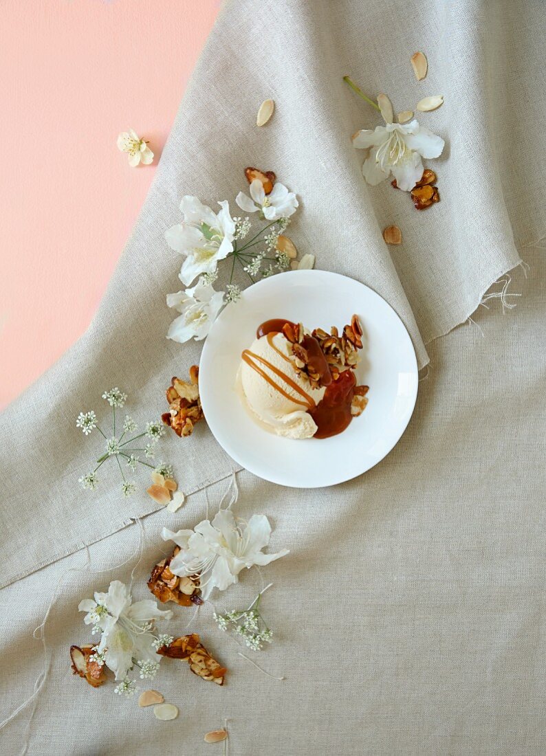 Vanilleeis mit Karamellsauce und Honigmandeln