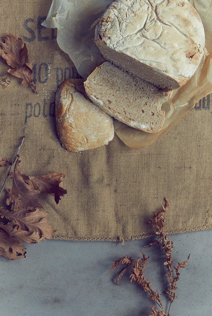 Angeschnittenes Brot auf Jutesack