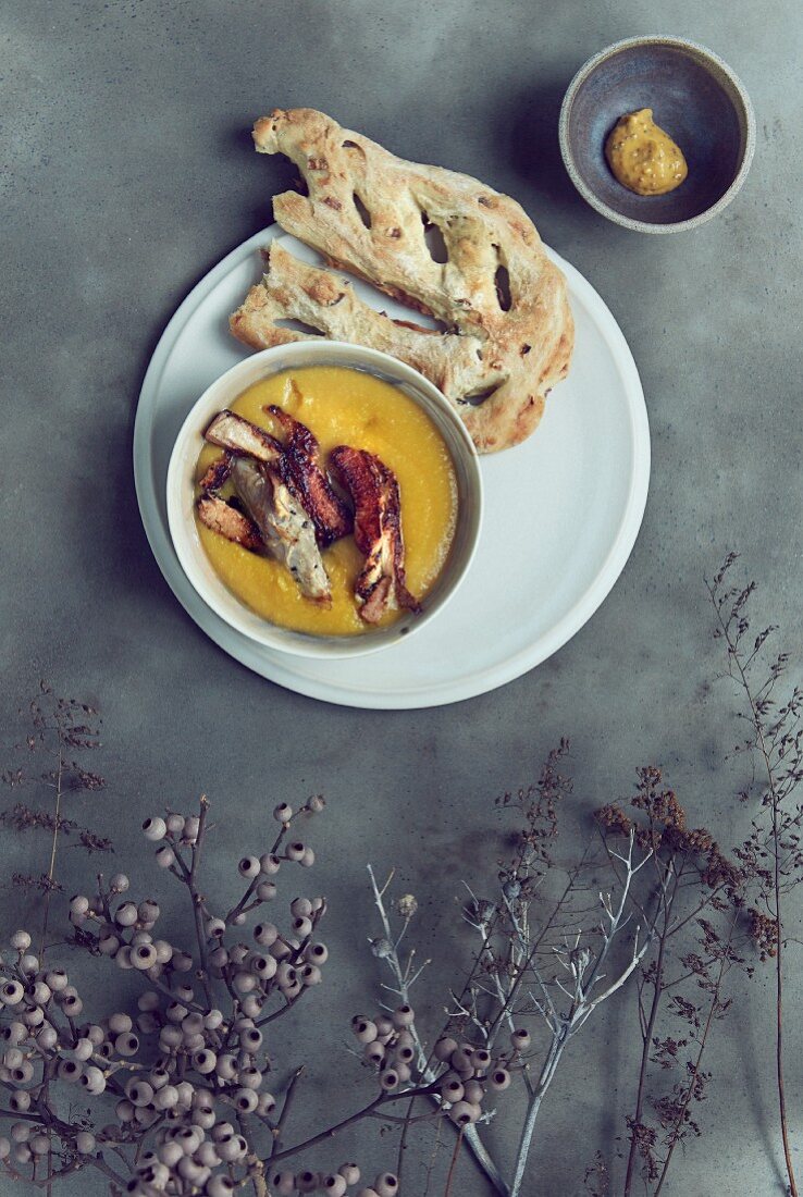 Vegetable cream soup with fougasse