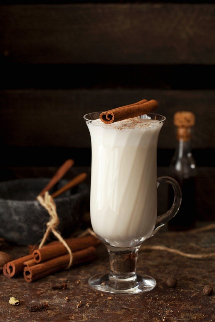 Masala Chai Drink mit Gewürzen und Milchschaum