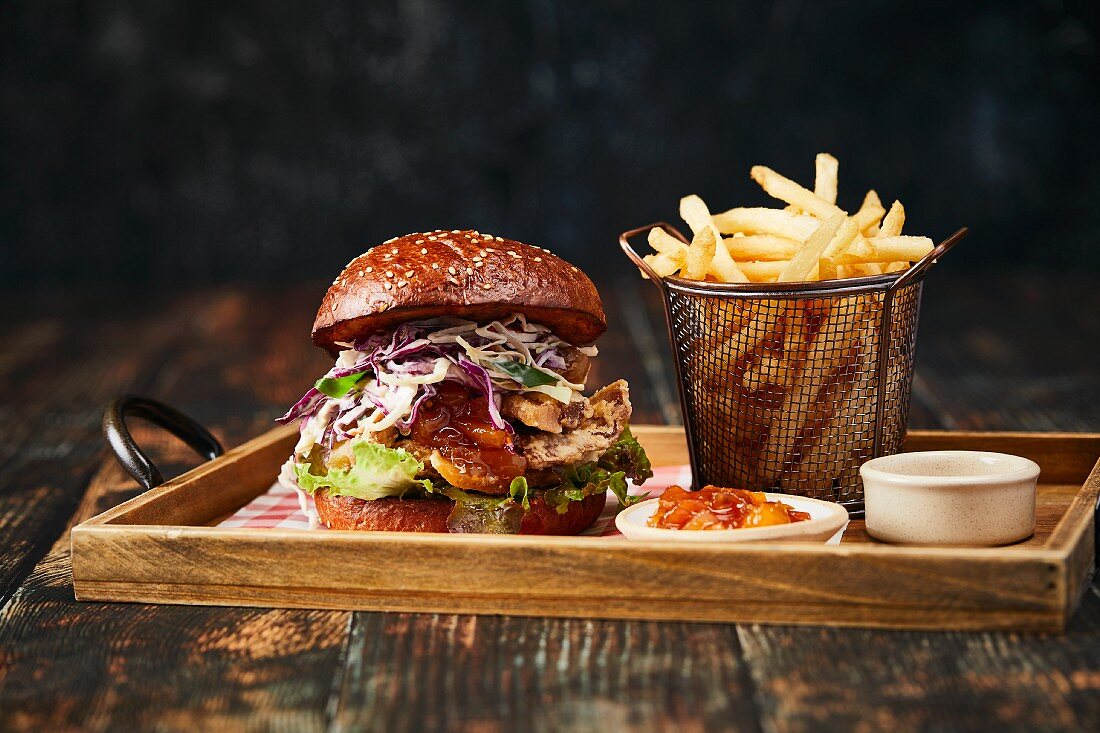 Burger mit Schweinebauch und Coleslaw