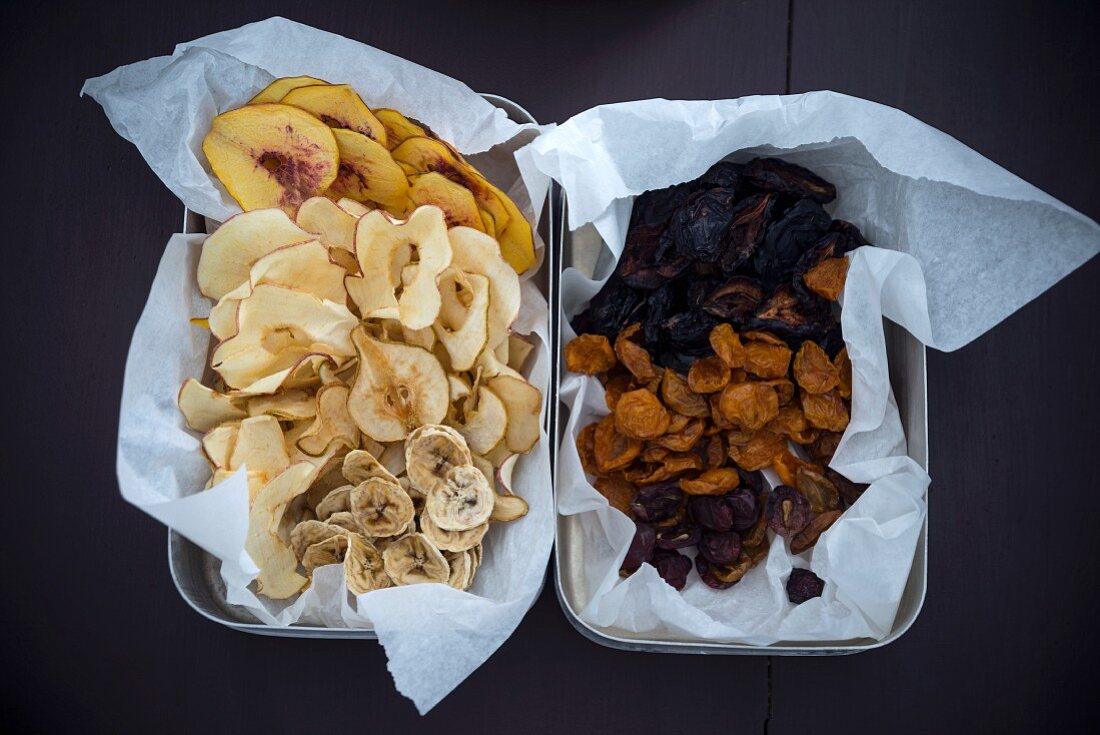 Pfirsich-, Apfel-, Birnen- und Bananenchips, gedörrte Zwetschgen, Mirabellen und Weintrauben