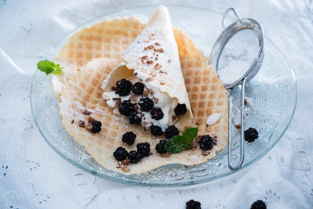 Waffles with vegan vanilla cream, blackberries and crunchy muesli
