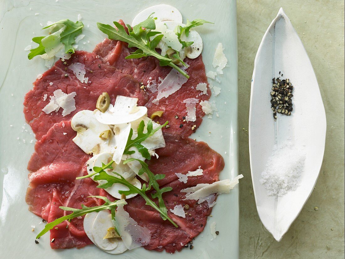 Carpaccio vom Rinderfilet mit Champignons, Rucola und Parmesan