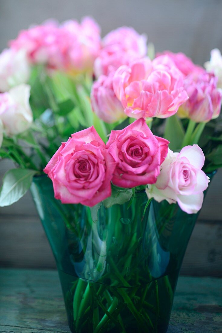 Rosen und Tulpen in einer Vase