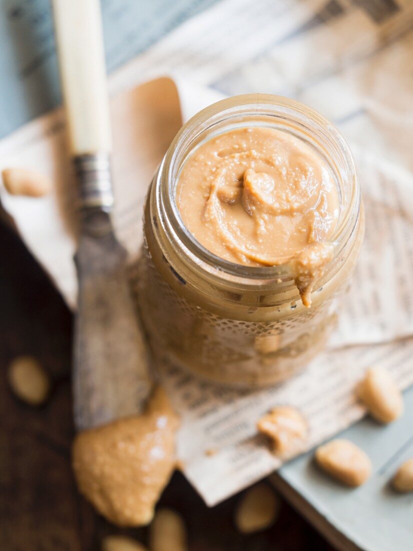 Selbstgemachte Erdnussbutter im Glas