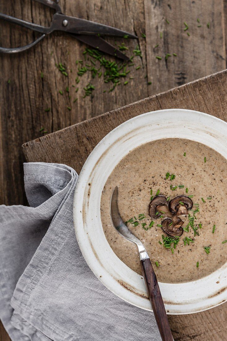 Pilzcremesuppe mit Champignonscheiben und Schnittlauch