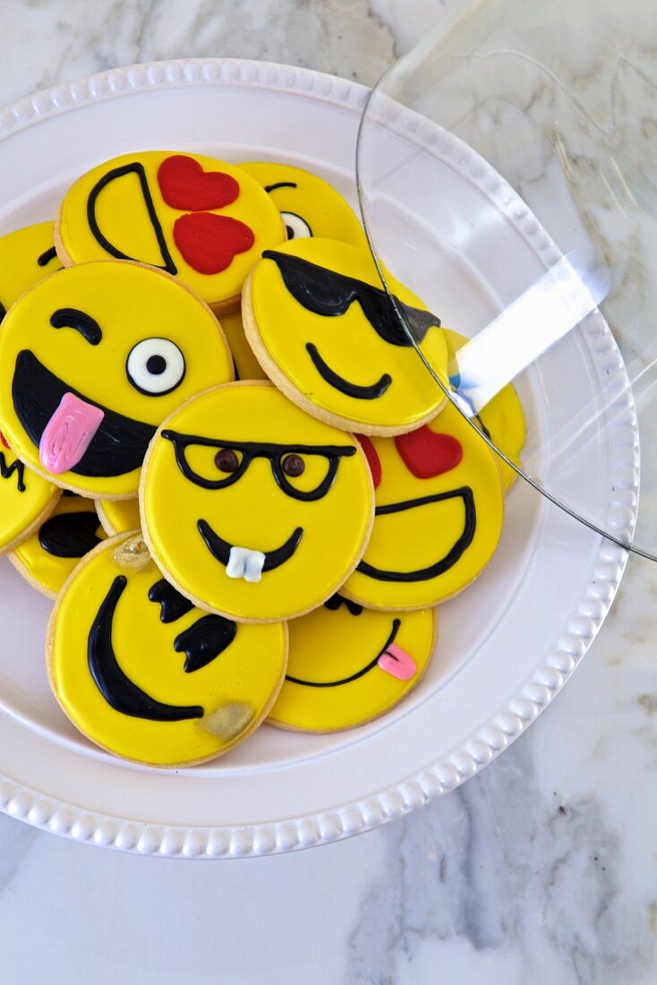 Cookies verziert mit verschiedenen Smiley-Gesichtern