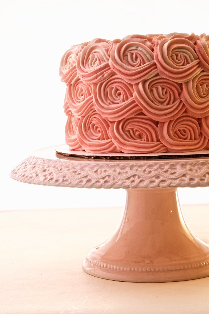 Schokoladen-Schichttorte verziert mit rosafarbenem Himbeer-Frosting