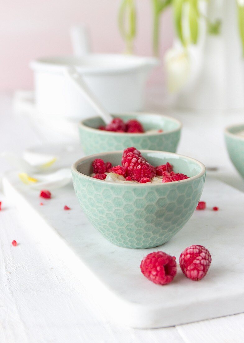 Porridge mit Himbeeren