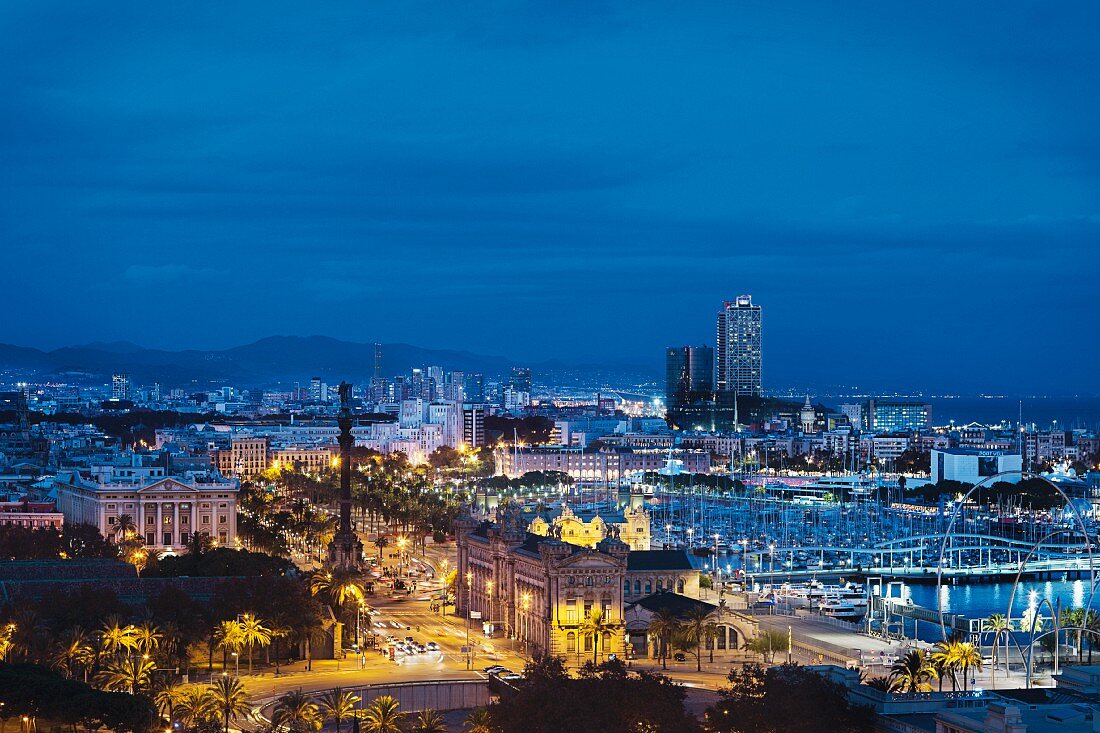 Blick über Barcelona in abendlicher Beleuchtung, Spanien