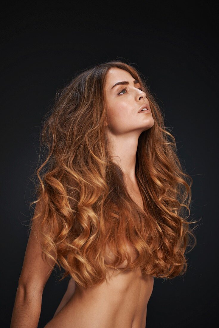 Nackte Frau mit lockigen, langen Haaren – Bild kaufen – 12304538 ❘  seasons.agency