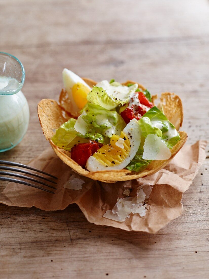 Cäsarsalat im Röstbrotkörbchen