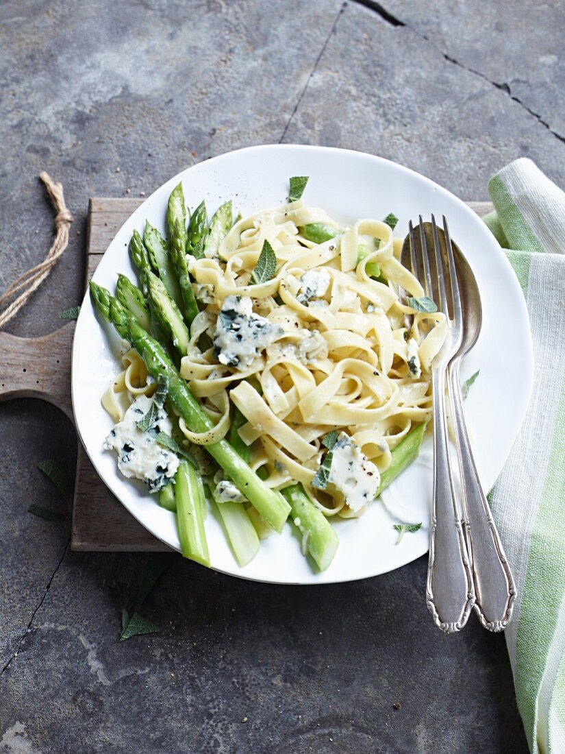 Tagliatelle mit Roquefort und Spargel